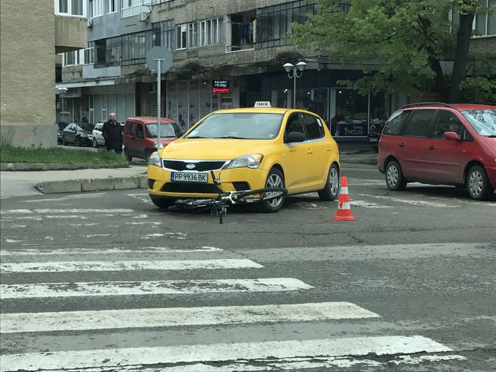 Таксиметров шофьор отнесе колоездач в Разград