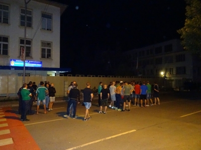 СНИМКИ: Ултраси на Ботев и Пирин окупираха полицията в Благоевград заради арестувани фенове
