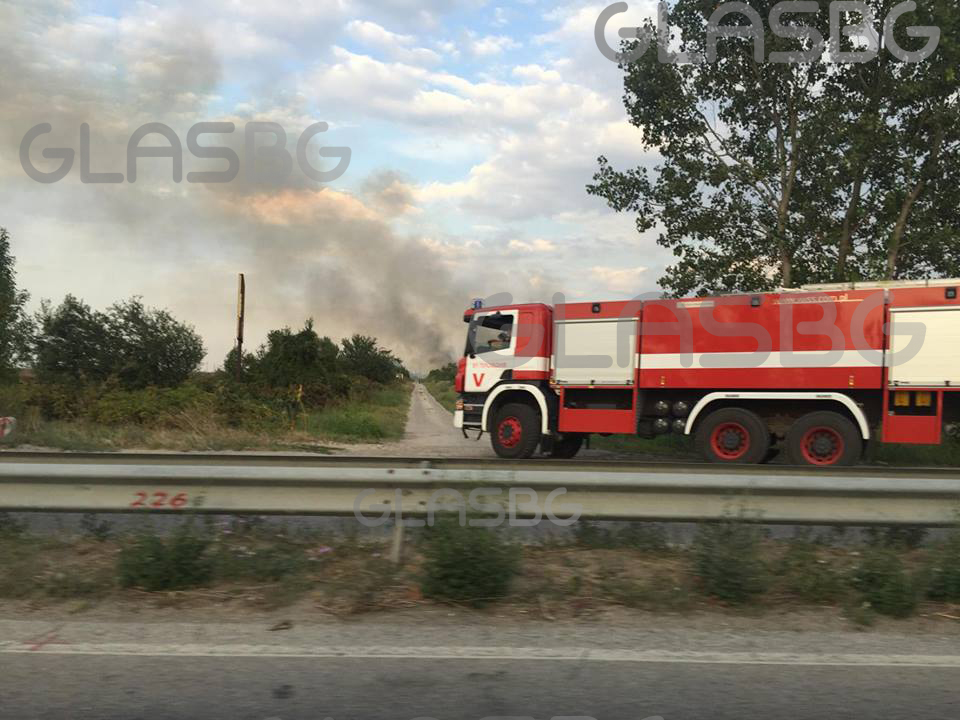 ПЪРВИ СНИМКИ: Оргомен пожар на Карловско шосе в Пловдив в близост до редица заводи и промишлени сгради