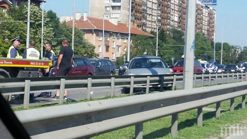 Меле с три коли блокира Цариградско шосе в столицата (СНИМКИ)