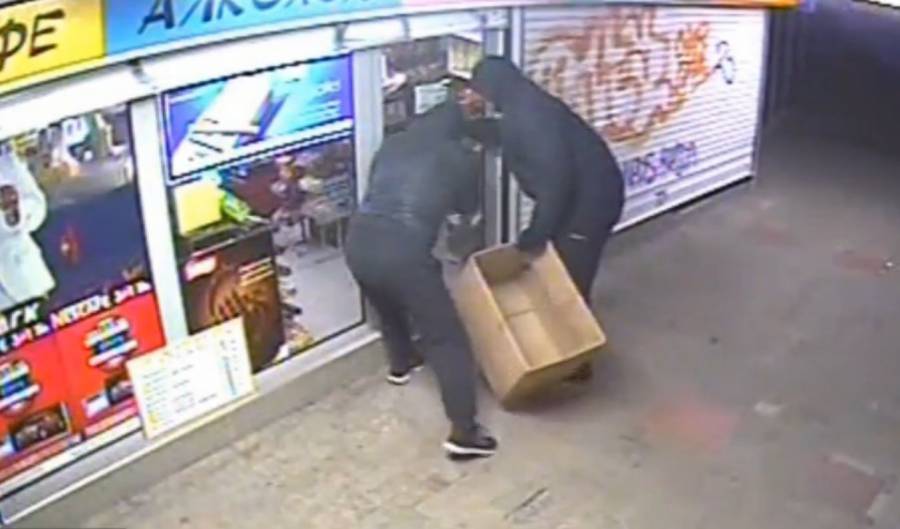 Апаши свиха цигари за 2 бона за минута и половина от магазин в Пловдив (видео)