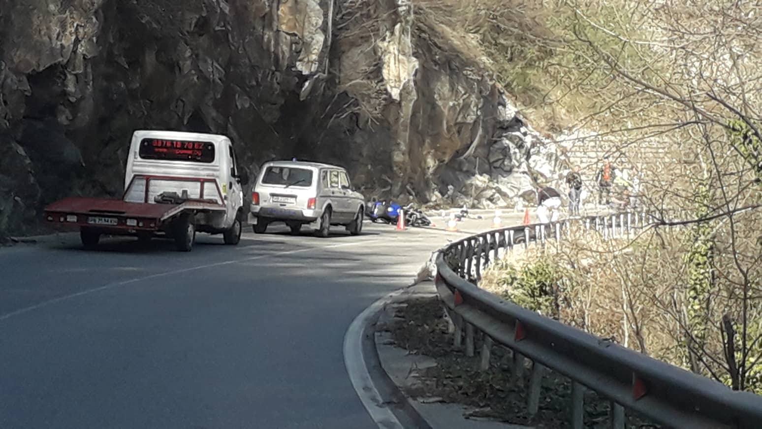 Моторист и приятелката му се блъснаха в скала до Бачково, откарани са в болница