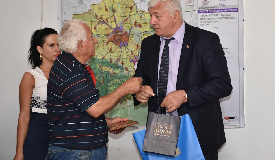 Много почести, награди и подаръци за рицарите от златното поколение на Ботев Пловдив! СНИМКИ