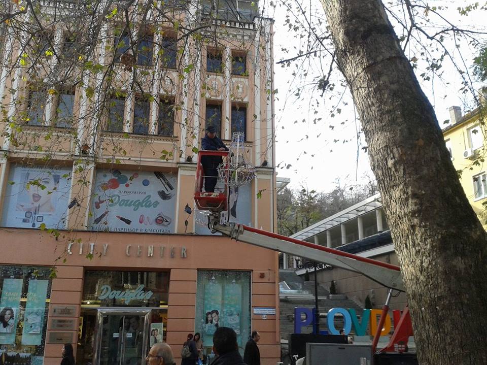 Пловдив се заоблича в коледната си премяна (снимки)