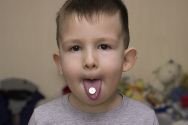 Опасно ли е децата да приемат лекарства за възрастни?
