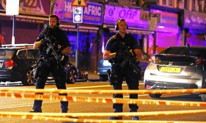 Ван се вряза в пешеходци, излезли от джамия в Лондон
