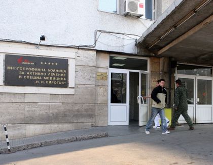 Критично е състоянието на детето, ударено от футболна врата