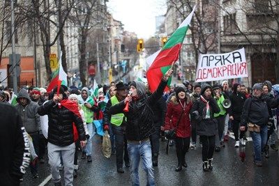 Протестите в Бургас и Кърджали най-активни, пътят за Гърция блокиран за кратко, в София само стотина опитаха да затворят Орлов мост