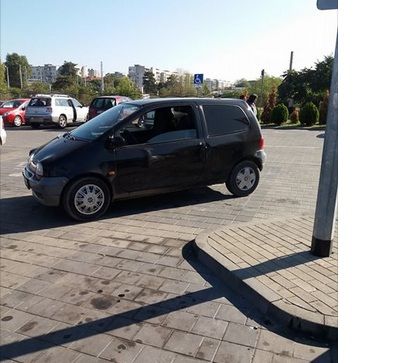 Вижте колко нахално е паркирано това рено СНИМКИ