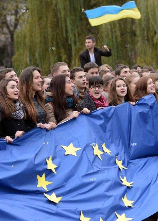 ТАСС: Тълпа протестиращи взе с щурм сградата на градския съвет на Лвов