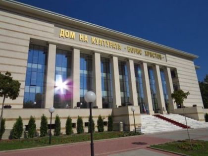 Мият фасадата на Градския дом за култура