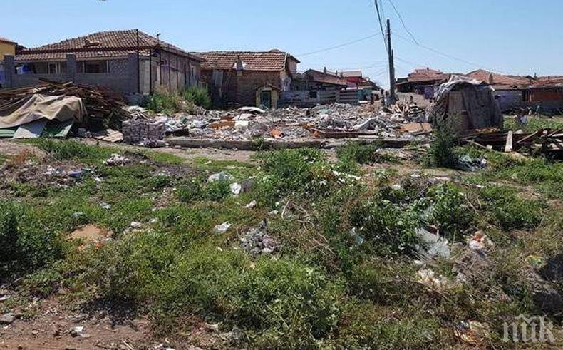 ЕКШЪН! Багери нахлуха в бургаско гето, бутат незаконни къщи
