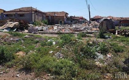ЕКШЪН! Багери нахлуха в бургаско гето, бутат незаконни къщи