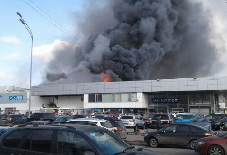 Нов огнен ад в Русия! Гори огромен магазин на 