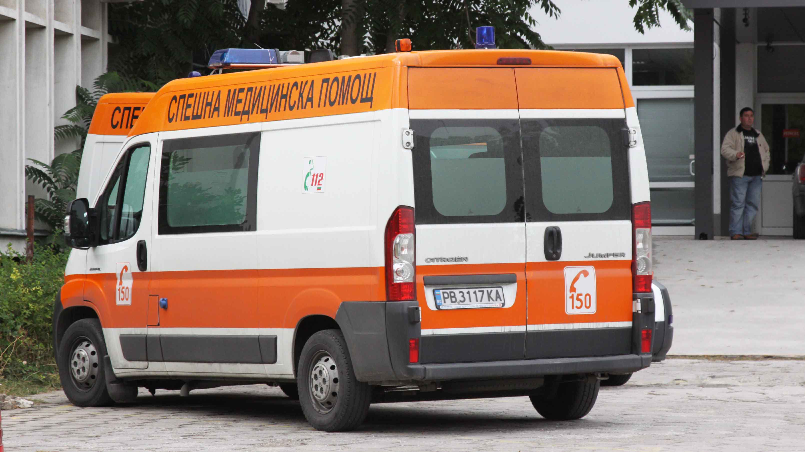 Моторист не удържа Кавазаки-то си в Тракия, прати себе си и приятелката си в болница