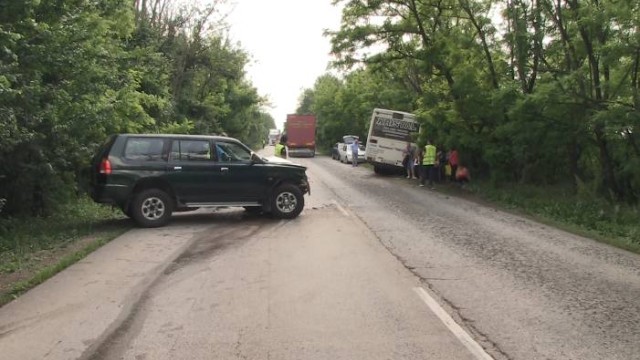 На косъм от трагедията! Джип нацели автобус на път-убиец (СНИМКИ)