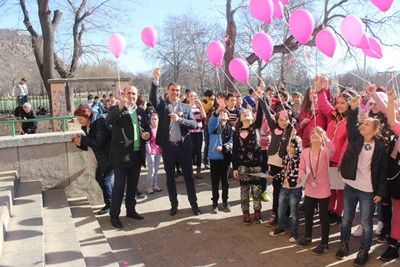 Розови балони срещу тормоза в училище пуснаха пловдивски ученици