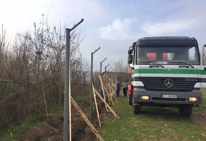 В Харманли запретнаха ръкави, ето кога оградата около лагера ще е готова (СНИМКИ)