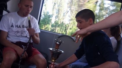 Тази СНИМКА разгневи Фейсбук, ето какво направиха ученици в софийски автобус от градския транспорт