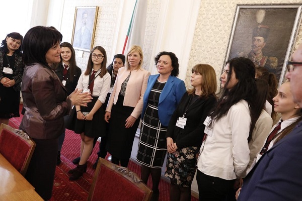 Ученици от Професионална гимназия по туризъм 
