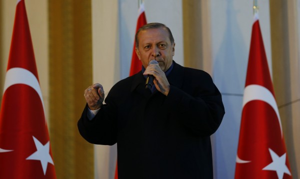 Ердоган пак провокира: САЩ снабдяват терористи с безплатно оръжие!