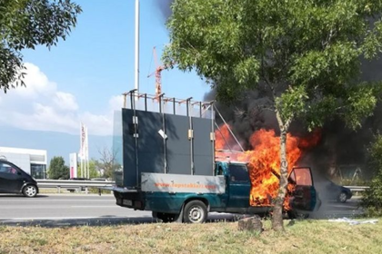 ОТ ПОСЛЕДНИТЕ МИНУТИ! Огнен ад на Цариградско в столицата! Пикап се запали в най-големия трафик (СНИМКИ)