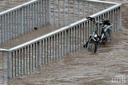 И В ЧЕПЕЛАРЕ Е СТРАШНО! Обявиха бедствено положение, главният път е под вода