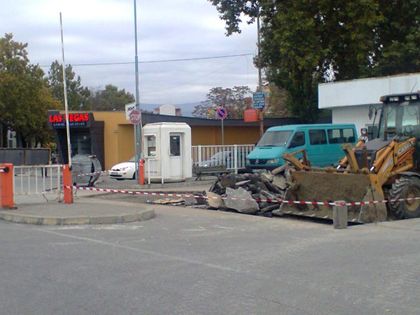 Планина от асфалт пред автогара „Родопи”