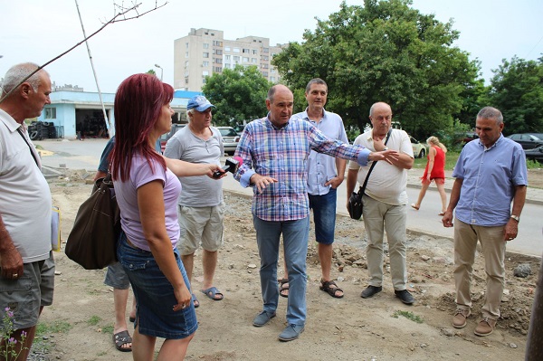 Ямбол: Кметът на града провери дейностите по изграждане на нови паркинги в комплекс „Златен рог“