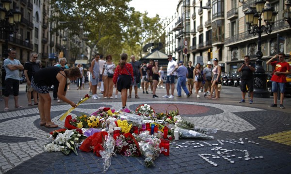 Памет за жертвите: 1 г. от терористичните актове в Каталуния