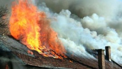Покрив на къща пламна в квартал