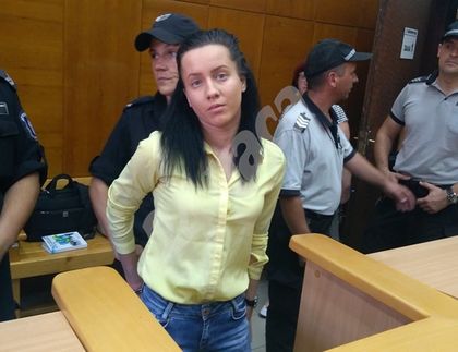 Пак не пуснаха танцьорката Габриела от ареста. Баща й крещи в съда: