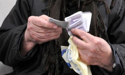 "Социални работници" посетиха баба, но тя съжали, че ги пусна в дома си