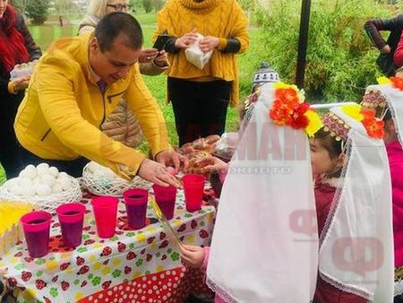 Живко Табаков и бургазлии боядисваха яйца на Велики четвъртък в парк "Велека"