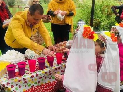 Живко Табаков и бургазлии боядисваха яйца на Велики четвъртък в парк "Велека"