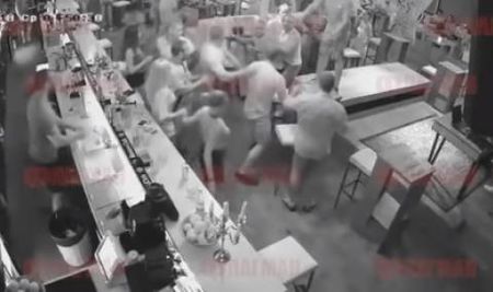 Само във Флагман.бг! Татуиран „Калашников“ издаде Карчо и аверите му за мелето в „Сакса бийч“ Брутално! Вижте кървавото меле в „Сакса”, Карчо и аверите му помитат за секунди друга компания Кои са Карчо и Попчето, издирвани след масовия бой в нощен кл