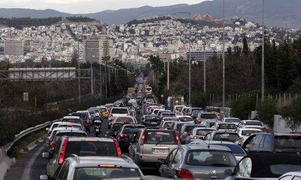 Масови проверки в Гърция за пушачи в коли с деца
