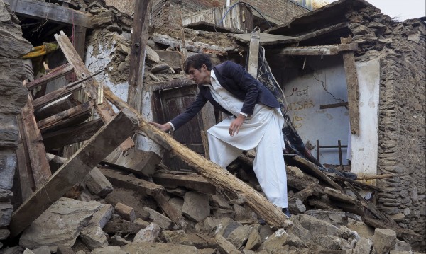 Трусът в Афганистан отне живота на над 400
души