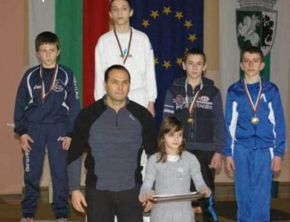 Бургас: Градските клубове по борба спечелиха 4 шампионски титли и общо 12 медала от държавното първенство за момчета