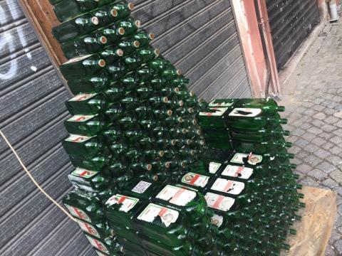 "Throne of bottles" се появи под тепетата (СНИМКИ)