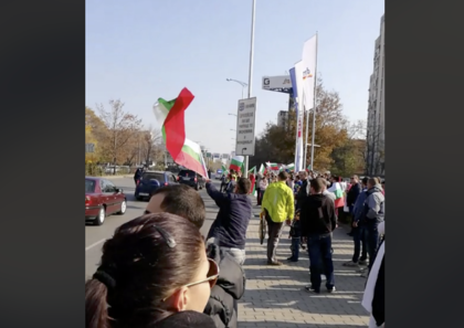 СНИМКИ: Над 400 души и 150 автомобила блокираха булевард 