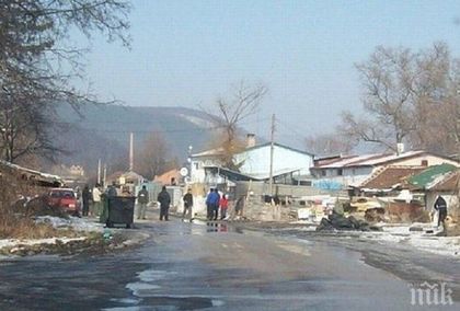 ПРИНУДИТЕЛНО! Извеждат ромски семейства от жилищата им в Габрово