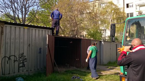 В "Централен" бутат гаражи на длъжници, дават ги на съд