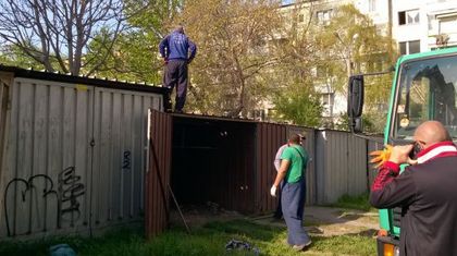 В "Централен" бутат гаражи на длъжници, дават ги на съд