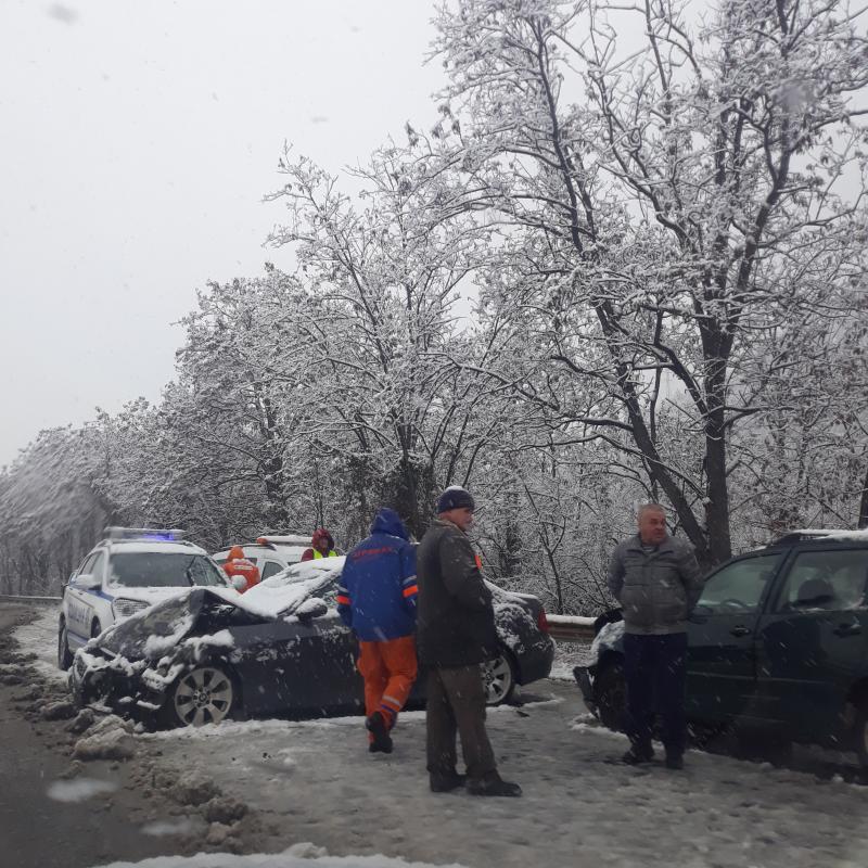 Благоевград: Катастрофа затруднява движението по главен път Е-79 в района на полигона край града