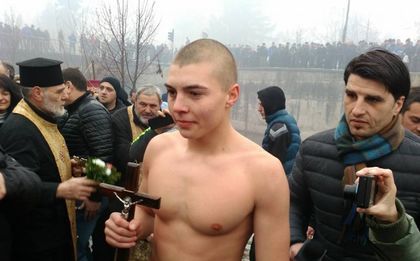 Борец извади кръста в Кюстендил