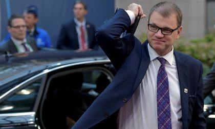 Премиерът на Финландия сам си кара... самолета