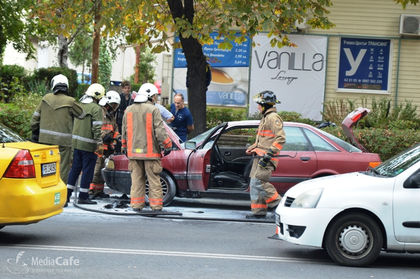 В рамките на три дни: Отново автомобил гори до Сточна гара (СНИМКИ)