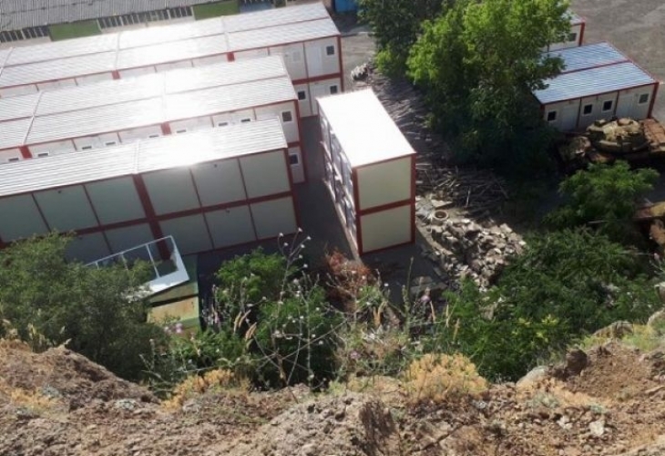 Стовариха десетки фургони в Айтос, местните се чудят какво се случва (СНИМКИ)