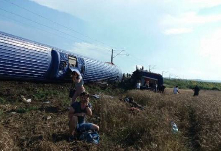 Страшна катастрофа в Турция с влак от Капъкуле за Истанбул, има много загинали и ранени (СНИМКИ)